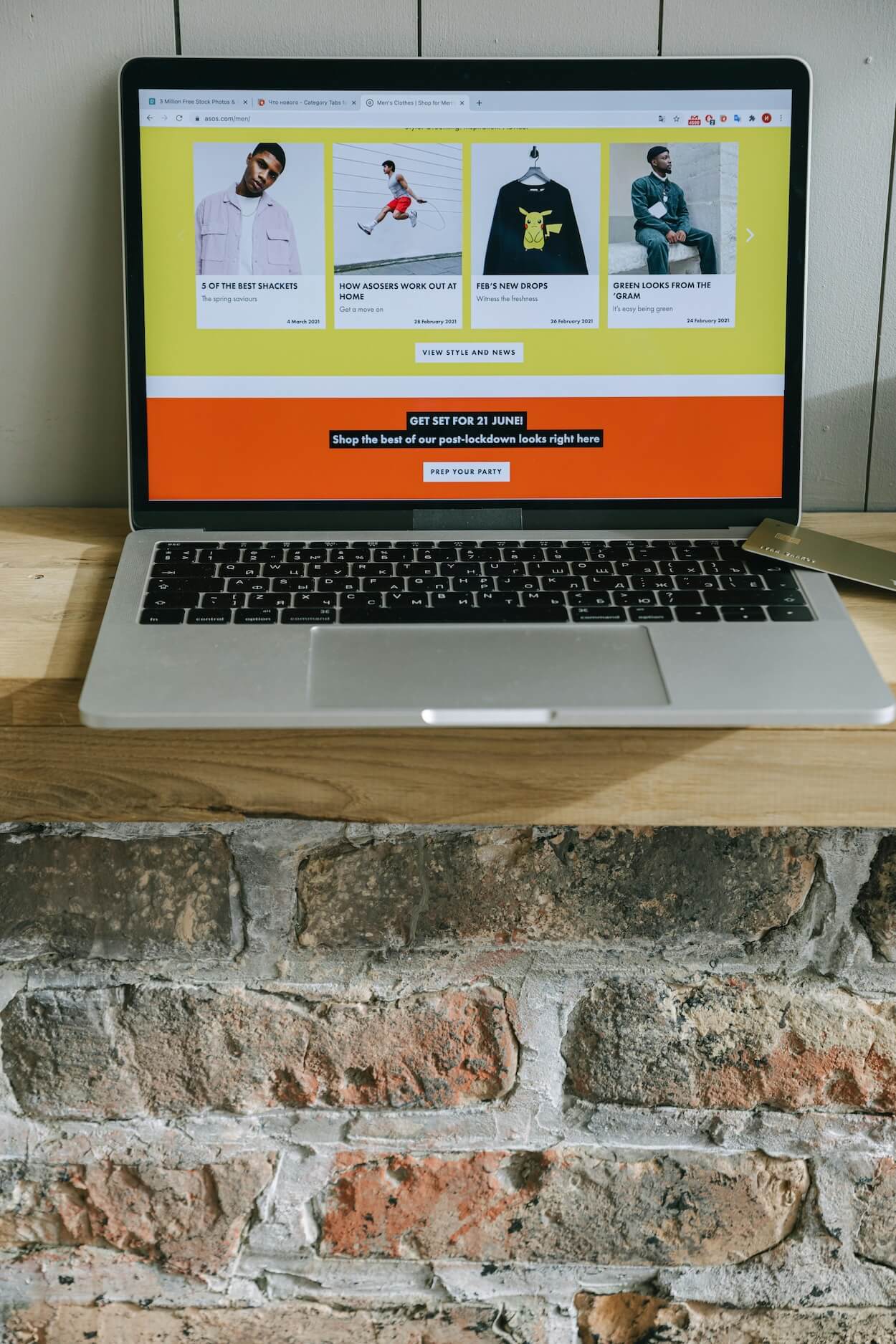 Image of a web shop on a laptop